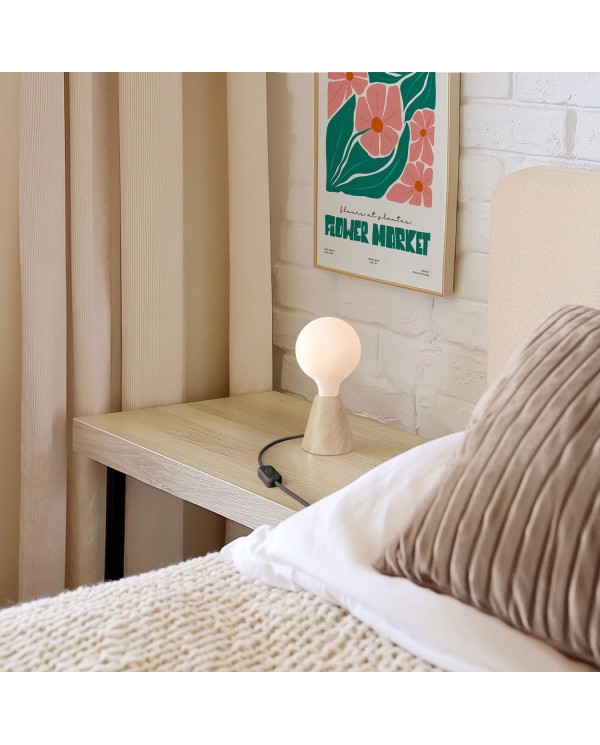 Table lamp with base in alder wood and matte white light bulb