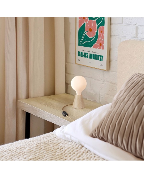 Table lamp with base in alder wood and matte white light bulb