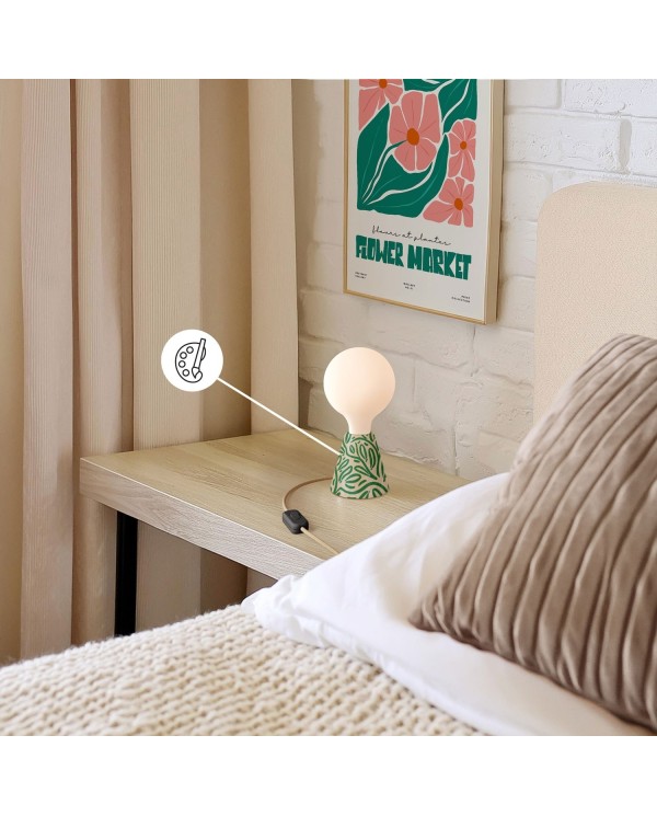 Table lamp with base in alder wood and matte white light bulb